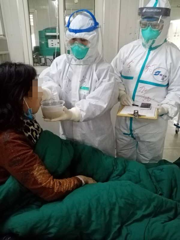 护士为患者喂饭。