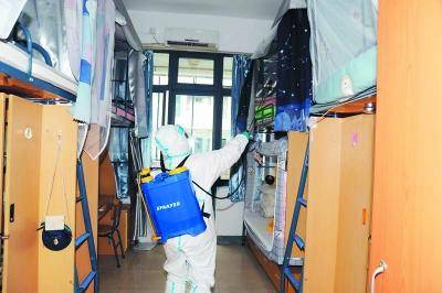 南邮后勤人员对学生宿舍进行消杀。通讯员 尤轩摄