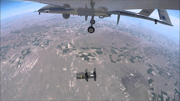 土耳其“贝拉克塔”TB2无人机发射导弹瞬间