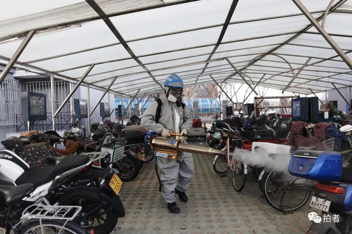 △ 3月11日，永旺家园4区，消杀作业员对小区车棚进行消杀。