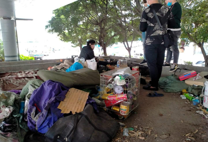  16日下午，易雄和其他志愿者看望杨一万&nbsp; &nbsp;受访者供图