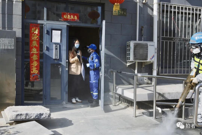 △ 3月11日，永旺家园4区，引导员在消杀作业员开始工作前提醒、疏散居民。