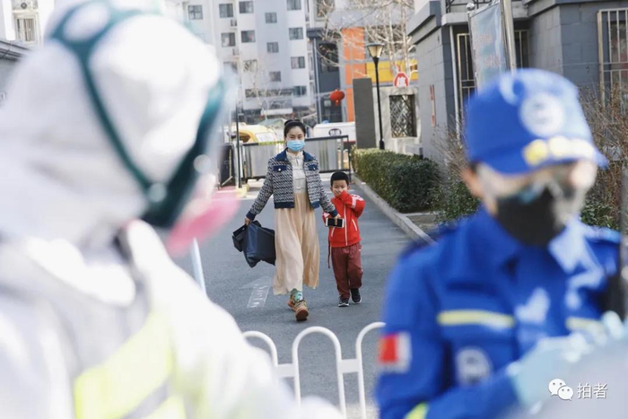 △ 3月11日，永旺家园3区，路过的小朋友闻到消毒水气味后自动捂住口鼻。