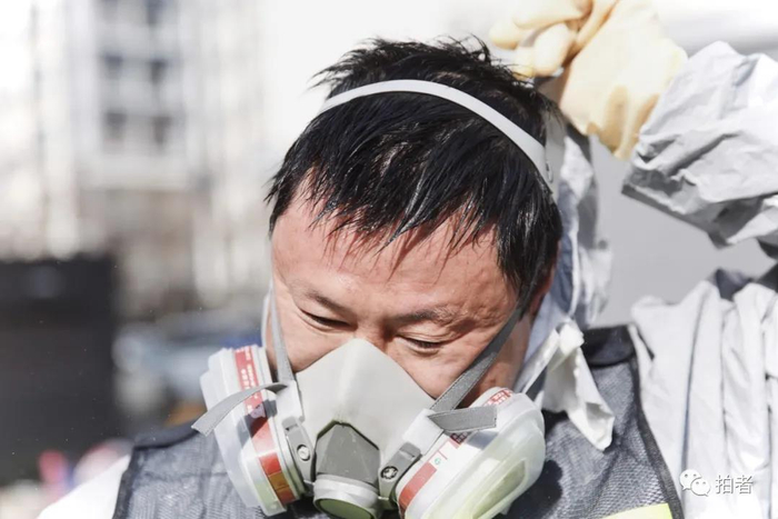 △ 3月11日，永旺家园3区，消杀工作进行到一半，一名作业员已经满头大汗。