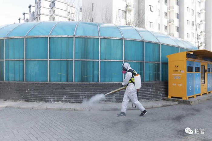 △ 3月11日，永旺家园3区，消杀作业员对小区公共路面进行消杀。