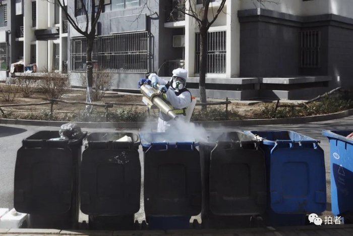 △ 3月11日，永旺家园3区，消杀作业员对小区垃圾桶进行消杀。