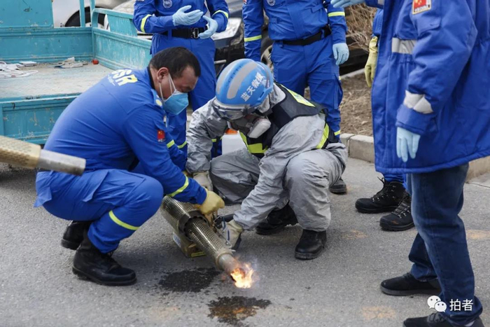 △ 3月11日，永旺家园3区，队员们在消杀开始前对弥雾机进行调试。