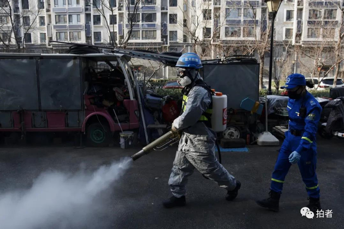 △ 3月11日，永旺家园4区，引导员跟在消杀作业员旁确认消杀现场的安全。