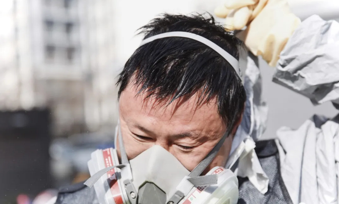 消杀进行一半，一名消杀作业员已经满头大汗。新京报记者 郑新洽 摄