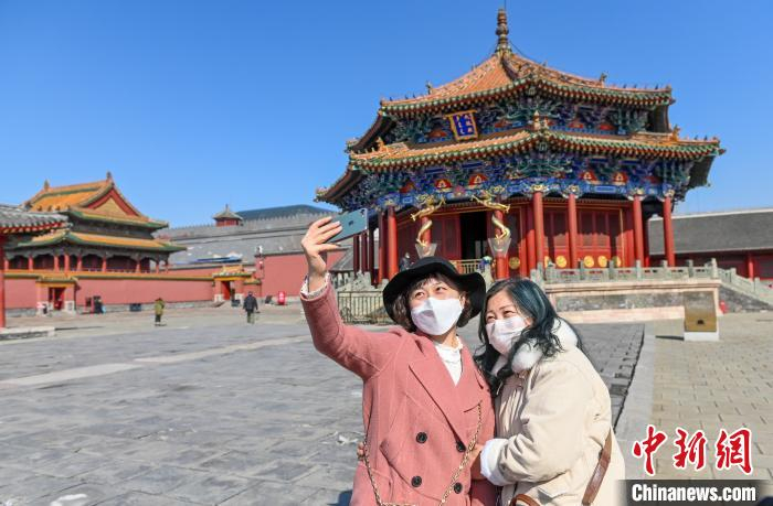     游客在沈阳故宫博物馆拍照留念。　于海洋　摄