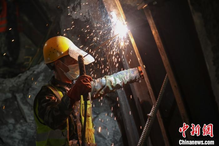 工人正在桐梓隧道(重庆端)进口左洞施工。　瞿宏伦 摄