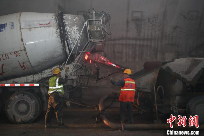 工人正在桐梓隧道(重庆端)进口右洞施工。　瞿宏伦 摄