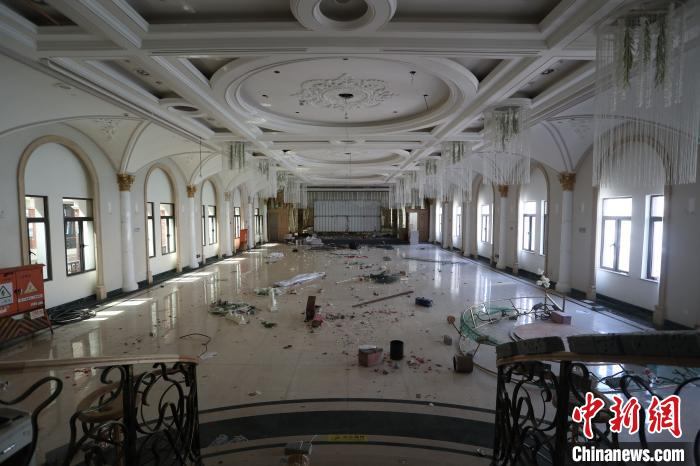 大楼内的婚宴商户已经撤离。　张亨伟 摄