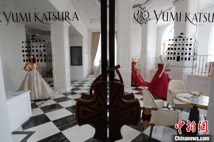 高级定制婚纱店大门紧闭。　张亨伟 摄