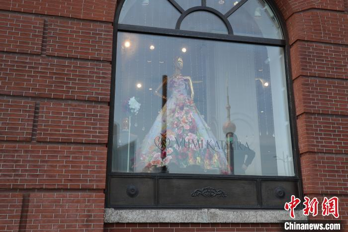 大楼内的商户正在有序撤离。　张亨伟 摄