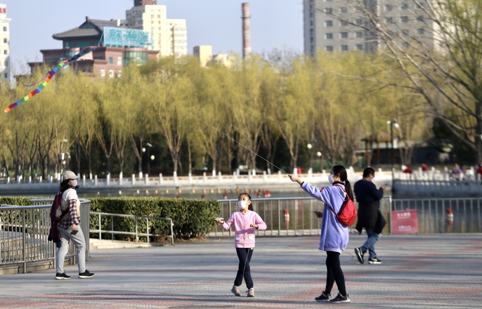 游人在丰台区莲花池公园放风筝。（中国日报记者 邹红 摄）