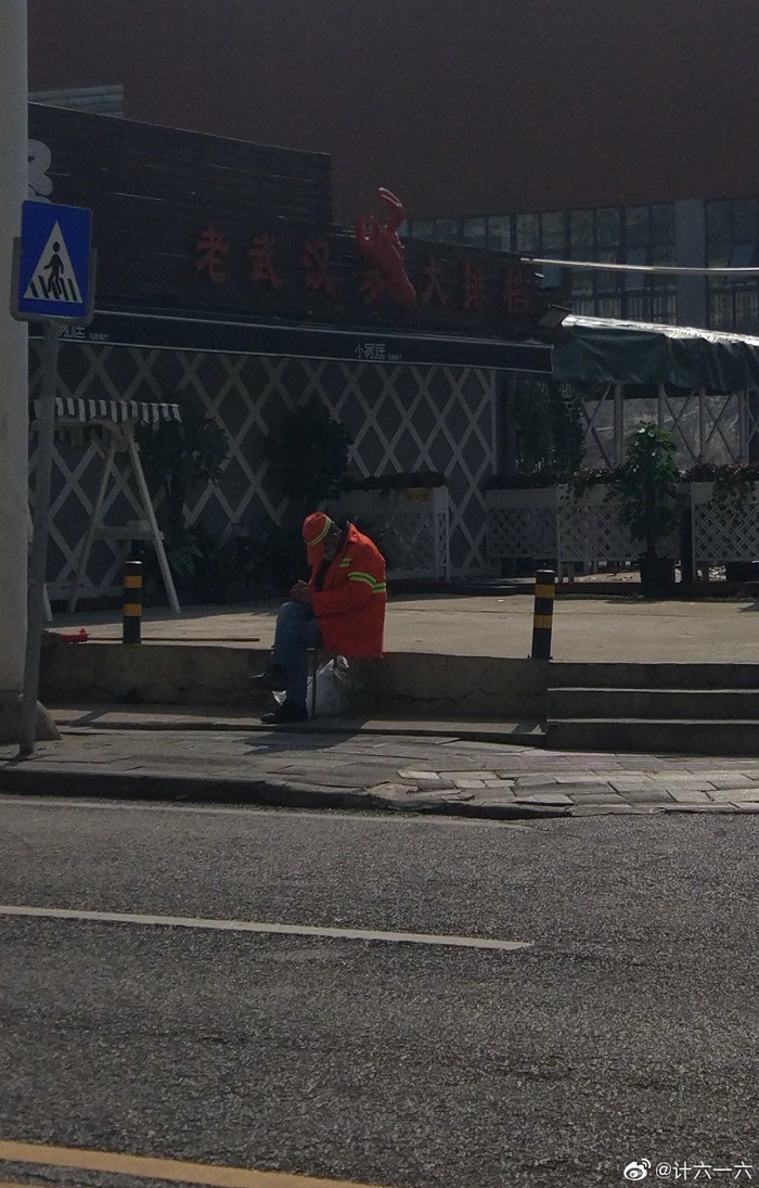 路边睡着的中年人