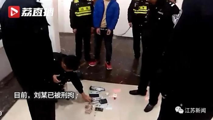 女子与男网友开房遭抢劫，逃出后第一通电话打给老公！