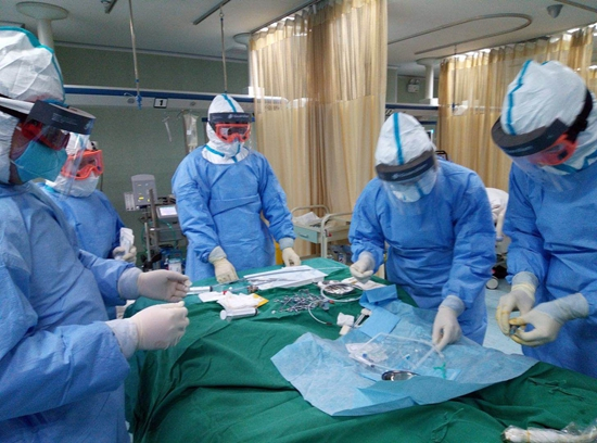 　　襄阳市中心医院东津病区的医护人员在工作中。受访者供图