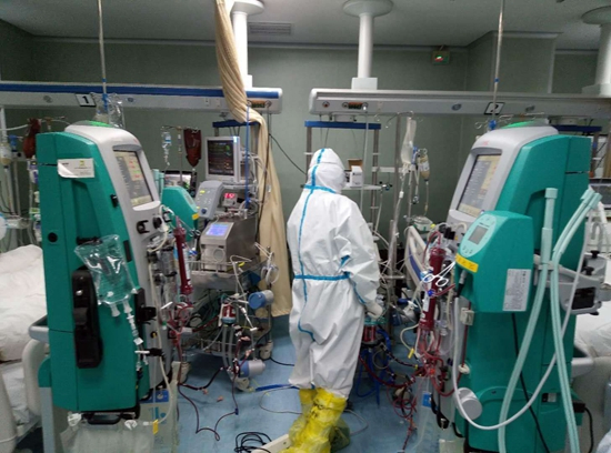 　　襄阳市中心医院东津病区的ECMO设备。受访者供图