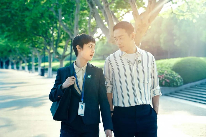 《安家》剧照，房似锦袖口上点缀着玫红色纽扣（图片来源：片方供图）