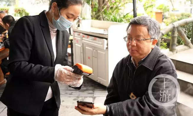 副市长李波吃完火锅后，掏出手机扫码付款，严格执行火锅店无接触支付方式。