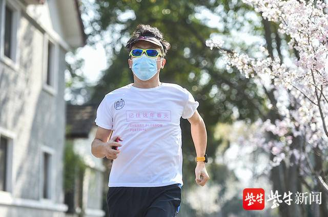 樱花跑。 新华报业视觉中心记者 邵丹 摄