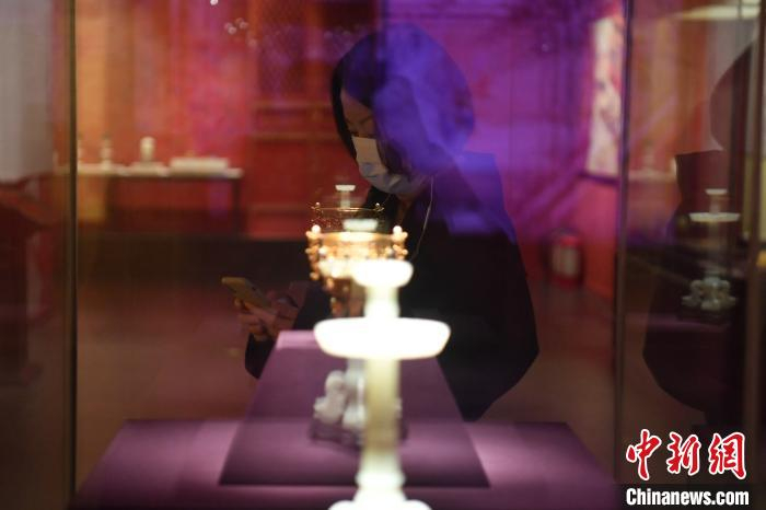 戴口罩逛展的游客。　张浪 摄