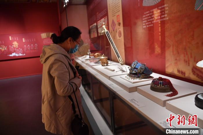 戴口罩逛展的游客。　张浪 摄