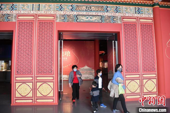 戴口罩逛展的游客。　张浪 摄