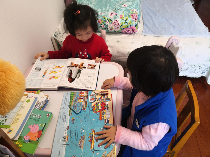 两个女儿在学习。 本文图片均为受访者提供