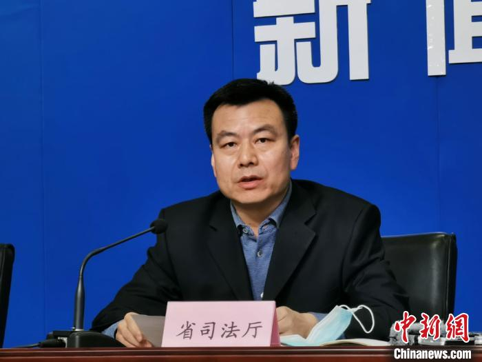 图为甘肃省司法厅公共法律服务管理处副处长李天鸿讲话。　崔琳 摄