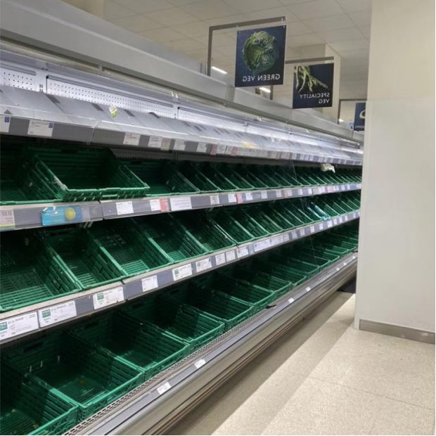 Waitrose超市内部分商品被抢购一空。（受访者供图）