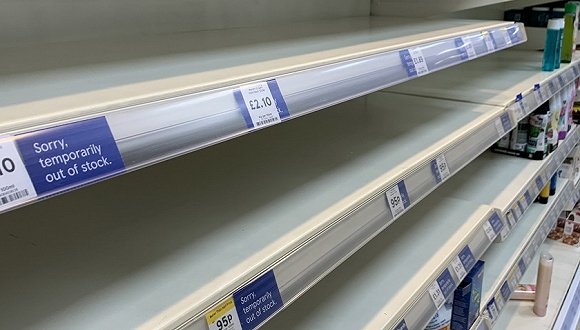 中午时分伦敦Tesco超市的牙膏架 拍摄：高山清