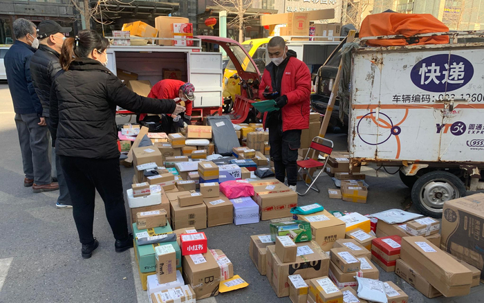 朝阳区华腾园小区外，多家快递在此“摆摊”。摄影/新京报记者&nbsp;陈琳