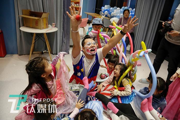 小丑表演者阿绎：9岁辍学14岁北漂，他想让每个孩子快乐无忧 | 钛媒体影像《在线》