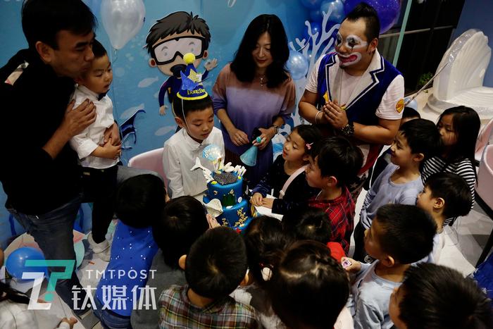 小丑表演者阿绎：9岁辍学14岁北漂，他想让每个孩子快乐无忧 | 钛媒体影像《在线》