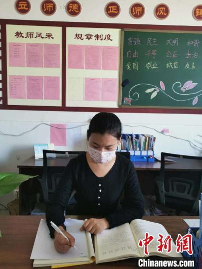 图为老师正在给学生写信笺。　王荣安 摄