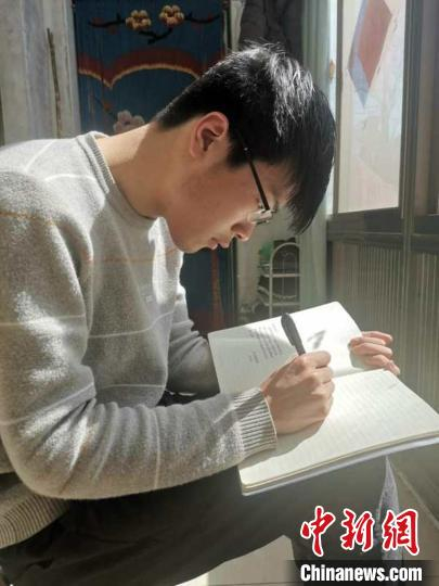 图为老师正在给学生写信笺。　王荣安 摄