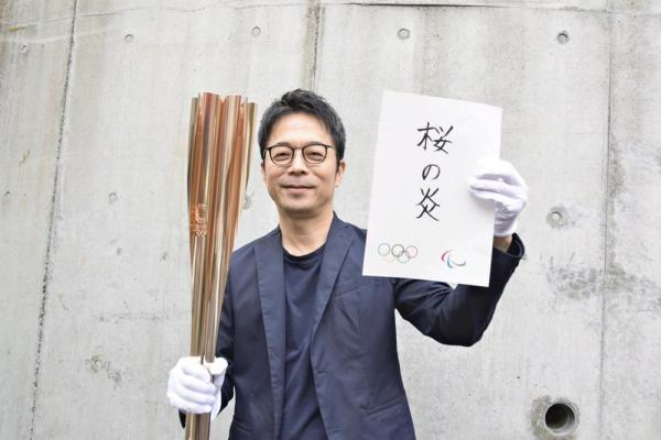 手持2020东京奥运樱花火炬的吉冈德仁