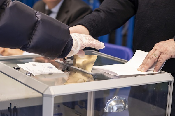 2020年3月5日，疫情下法国选民戴手套参与投票。新华社 图