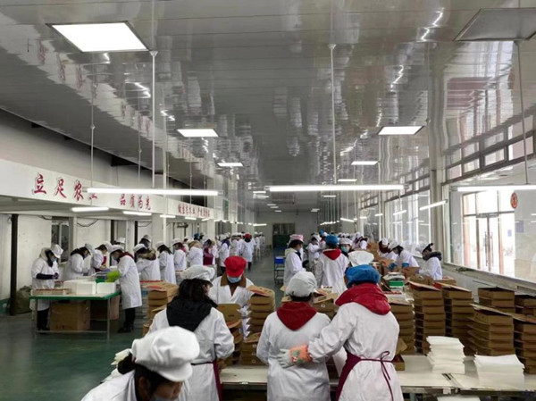 丹东草莓基地的工作人员正在打包