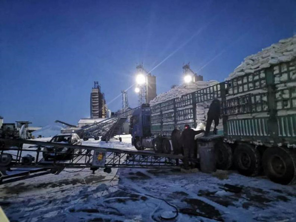 北大荒生产的物资连夜装车运输