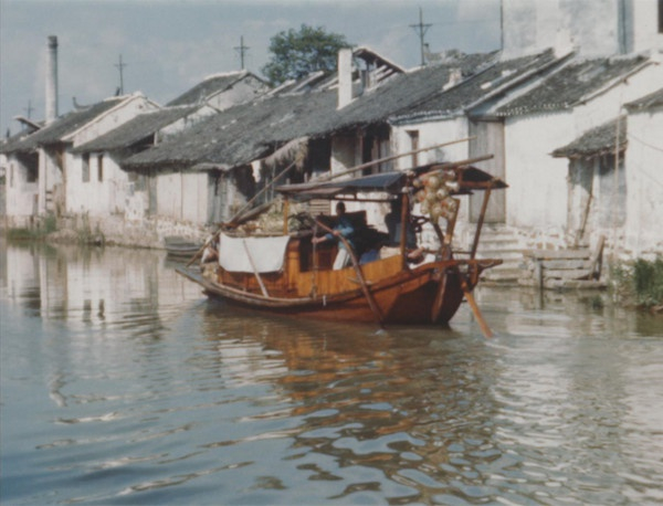 影片《扬子江畔一小城》截图