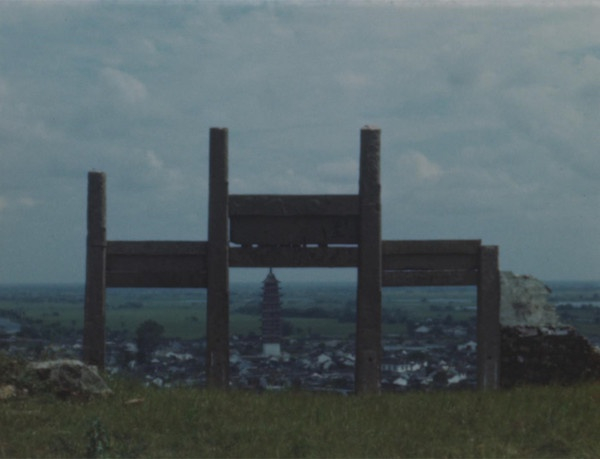 影片《扬子江畔一小城》截图