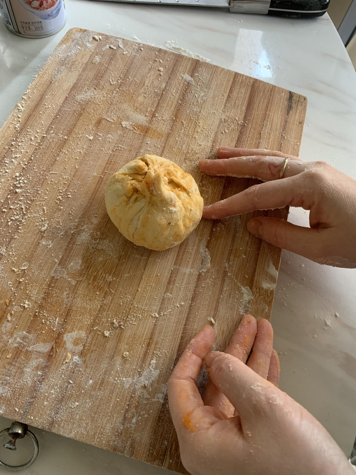 姐妹俩尝试做馒头