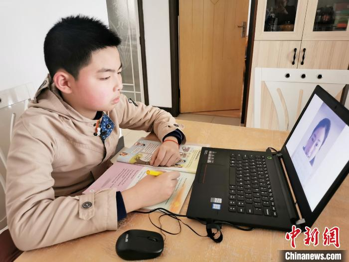     志愿者网络线上教学帮扶抗疫一线民警子女　杜立冬　摄