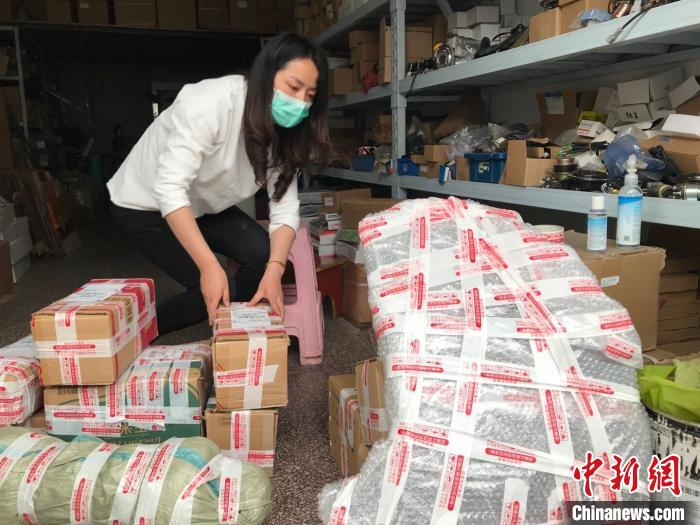     中国（十堰）汽配城恢复营业，经营业主正在给店铺上货　陈伟　摄