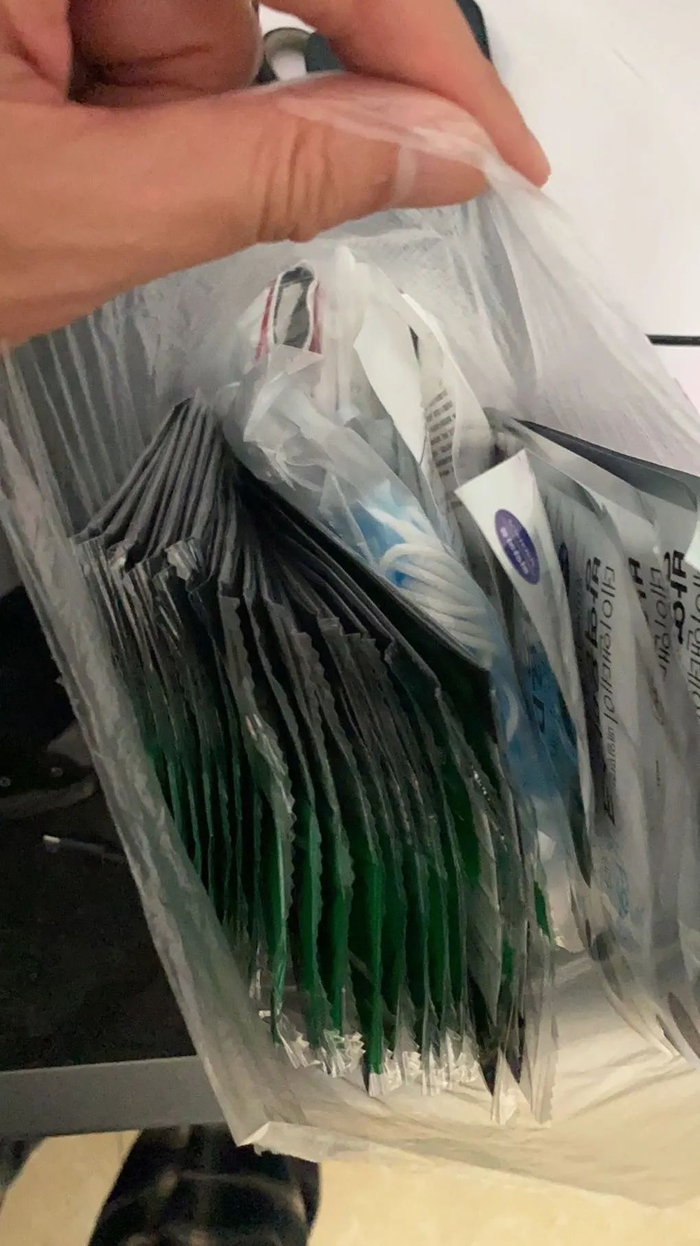 武汉抗疫志愿叶雨沐给一位海外留学生寄去的口罩。受访者供图