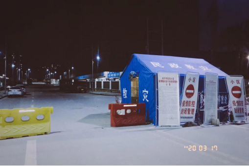 小区旁的救灾防护设施还未撤去。作者供图